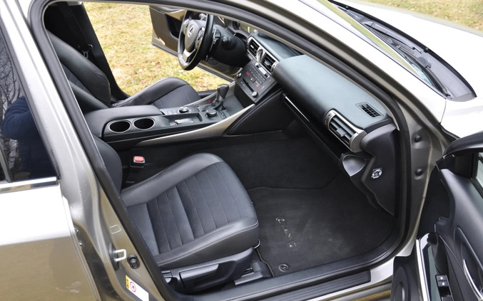 Lexus IS cena 76260 przebieg: 140000, rok produkcji 2015 z Mława małe 232